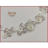 Fehér virágokkal díszített strasszos hajdísz, hajdrót CARCI-20106.v.