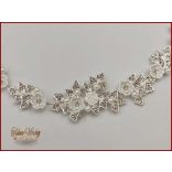 Fehér virágokkal díszített strasszos hajdísz, hajdrót CARCI-20107.v.