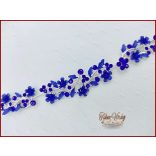 VIRÁGOKKAL DÍSZÍTETT STRASSZOS KIRÁLYKÉK HAJDÍSZ 28 CM X 2 CM CARCI-22601.K.