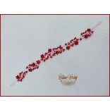 VIRÁGOKKAL DÍSZÍTETT STRASSZOS PIROS HAJDÍSZ 28 CM X 2 CM CARCI-22601.P.