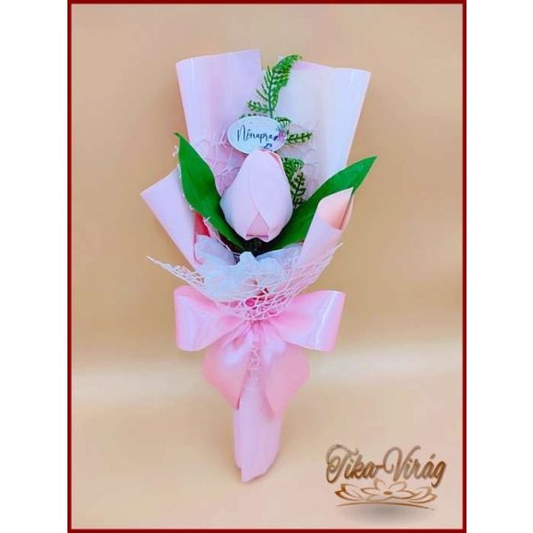Rózsaszín színű szappan-tulipán csokor Nőnapi táblával