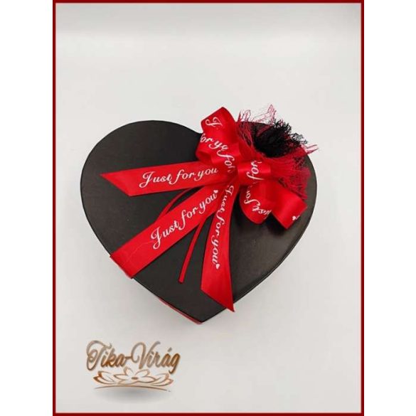 Elegáns fekete szív dobozban 17 szál piros rózsa macikkal