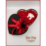 Elegáns fekete szív dobozban 17 szál piros rózsa macikkal