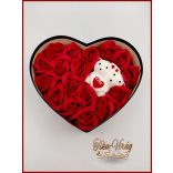 Elegáns fekete szív dobozban 17 szál piros rózsa macikkal