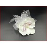 Fehér orchideás csuklódísz gyöngysoron