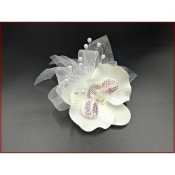 Fehér orchideás csuklódísz gyöngysoron