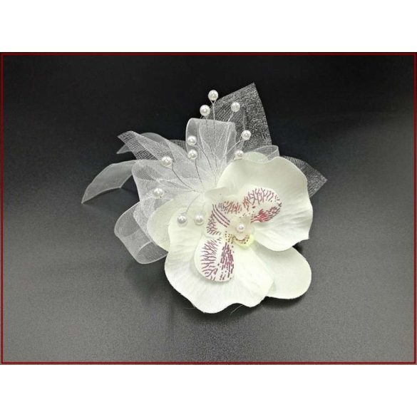 Fehér orchideás csuklódísz gyöngysoron