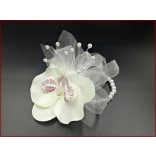 Fehér orchideás csuklódísz gyöngysoron