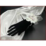 Fehér orchideás csuklódísz gyöngysoron