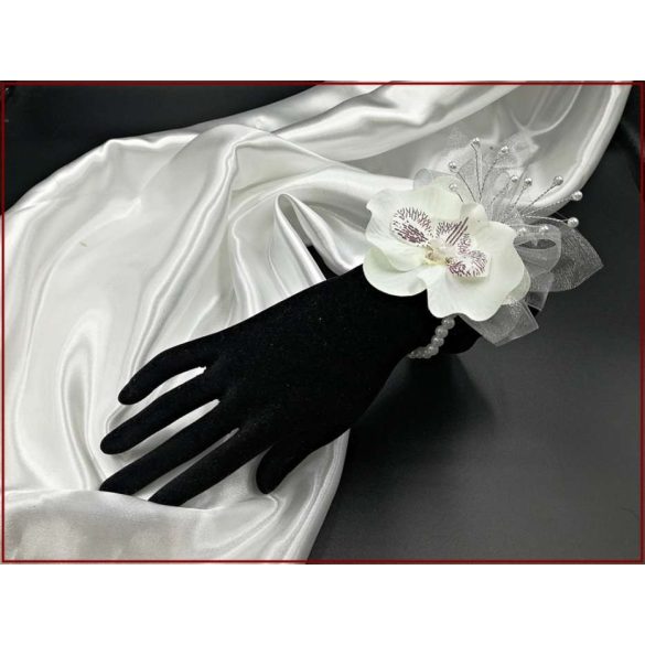 Fehér orchideás csuklódísz gyöngysoron