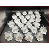 Fehér orchideás csuklódísz gyöngysoron