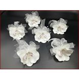 Fehér orchideás csuklódísz gyöngysoron