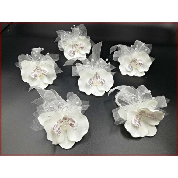 Fehér orchideás csuklódísz gyöngysoron