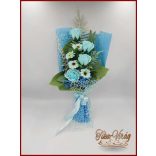 Világoskék rózsák és mini gerbera szappan-virág csokor