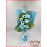 Világoskék rózsák és mini gerbera szappan-virág csokor