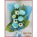 Világoskék rózsák és mini gerbera szappan-virág csokor