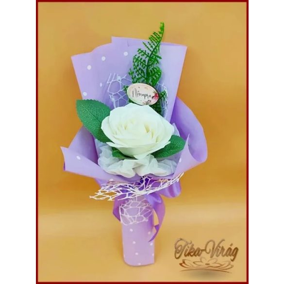 Fehér nagy szappanrózsa táblácskával díszcsomagolásban